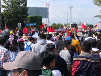 Protestan tianguistas de Texmelucan contra Norma Layón, la acusan de intentar despojarlos de sus predios