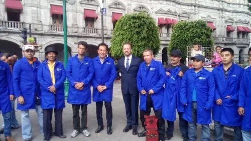Banck entrega uniformes a aseadores de calzado en el zócalo