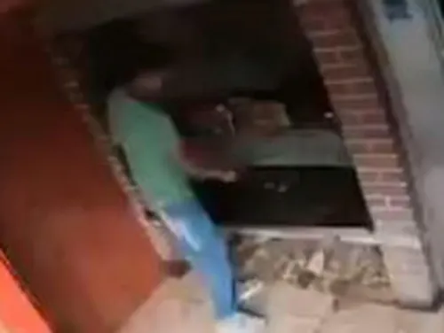 Captan a ladrón robando pollo de horno encendido