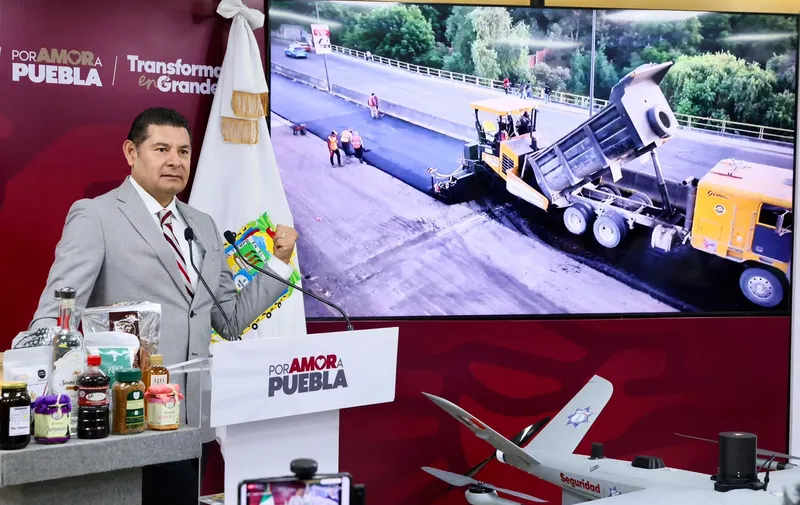 Armenta destaca avance de 558 kilómetros de infraestructura vial con 13 trenes de pavimentación