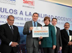 Gobierno entrega estímulos a docentes a puertas cerradas