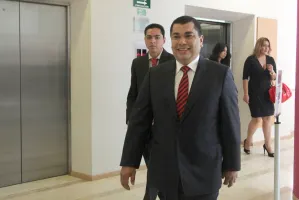 Sin pruebas, denuncia López Zavala persecución total y constante