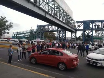 Bloqueos simultáneos de profesores provocan caos vial en el Estado de México