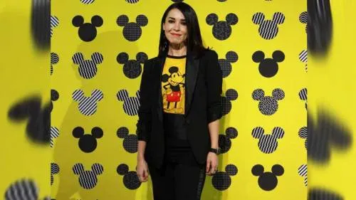 Con un diminuto bikini, Laura G presume su pancita de embarazo