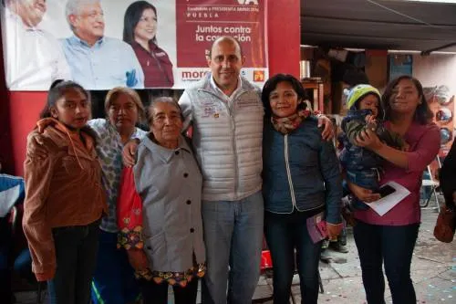 Escucha Fer Manzanilla a maestros jubilados y vecinos de la Colonia Lomas del Sur