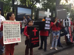 Jornada a favor de Ayotzinapa congrega a miles en el DF