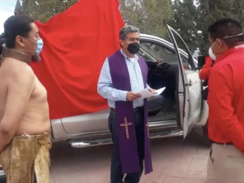 Iglesia en Coahuila no hace caso y realiza su Viacrucis