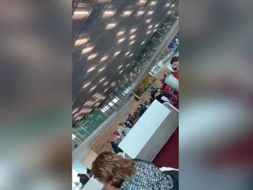 Mexicanos cantan ‘Cielito Lindo’ en aeropuerto de Francia a la espera de salir