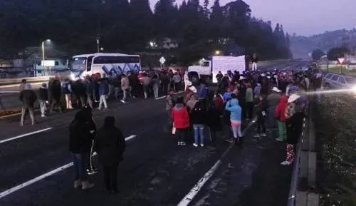 Manifestantes bloquean la autopista Puebla-México sentido CDMX