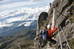 Centenar de ecaladores queda atrapado en monte Kinabalu tras sismo