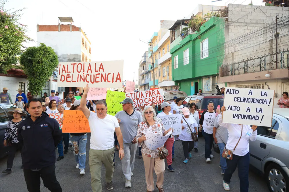 Vecinos de la colonia Universidades bloquean bulevar Valsequillo y exigen seguridad tras ataque a joven