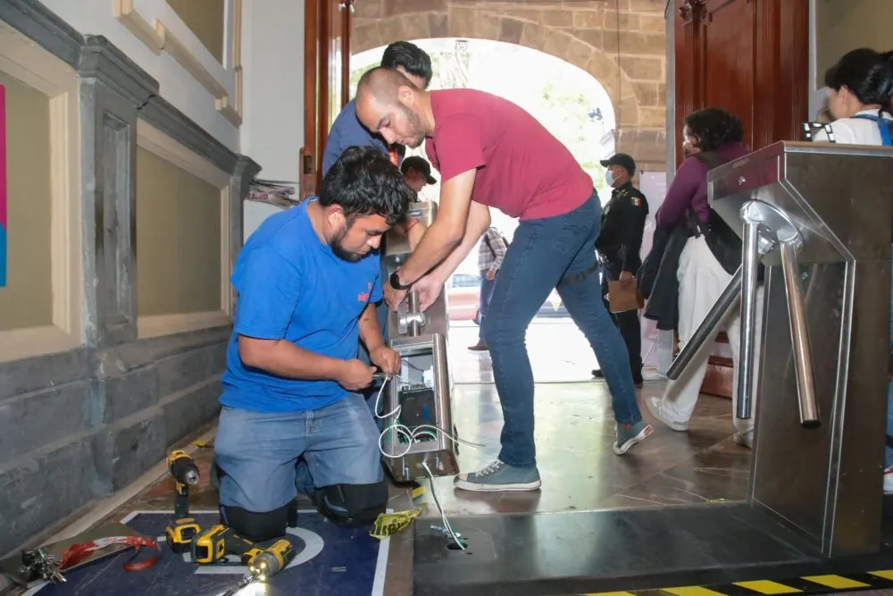 Retiran torniquetes de acceso del Palacio Municipal