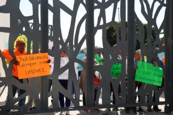 Pobladores de Ciudad Serdán bloquean el Congreso de Puebla para exigir la liberación de los González Vieyra