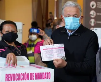 AMLO anula su voto en la consulta de revocación al escribir ¡Viva Zapata!