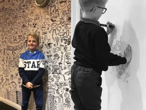 Regañan a niño por dibujar en clases; lo contratan para decorar restaurante