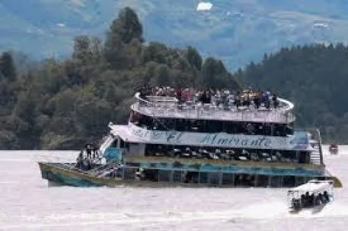 Decenas siguen desaparecidos tras el naufragio de un bote de turistas en Colombia