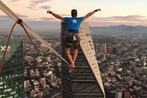 Bate el récord de cuerda floja entre dos rascacielos