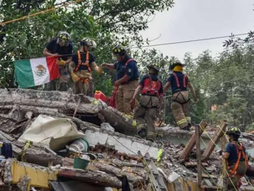 Van 7 personas rescatadas con vida de Multifamiliar en Taxqueña