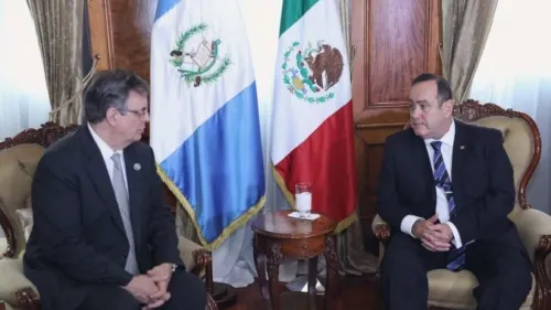 Recibe presidente de Guatemala al canciller Marcelo Ebrard