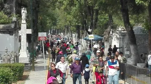 Miles de poblanos visitan a las madres ausentes en el Panteón Municipal