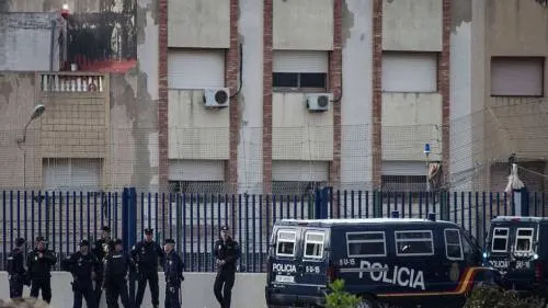 Un hombre ataca con un cuchillo a policías españoles en un puesto fronterizo