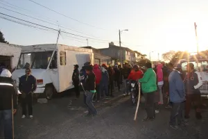 Fuerte movilización de policías por desalojo de familias en La Libertad