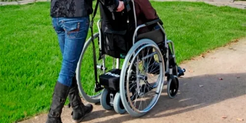 Mujer lleva en una silla de ruedas un cadáver al banco para cobrar su pensión