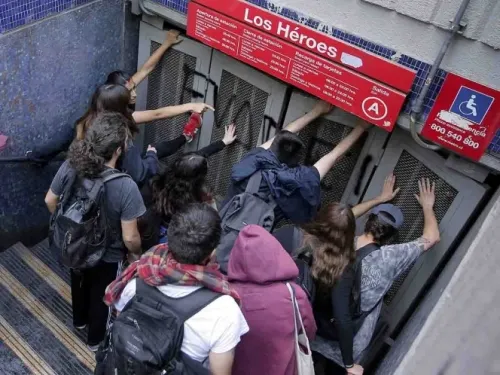 Metro de Santiago cierra todas sus estaciones ante protestas