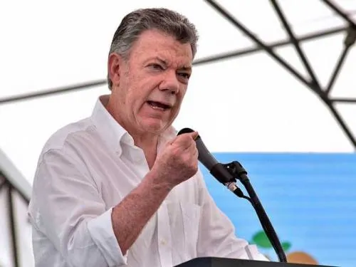 Presidente de Colombia suspende diálogo con ELN tras atentados