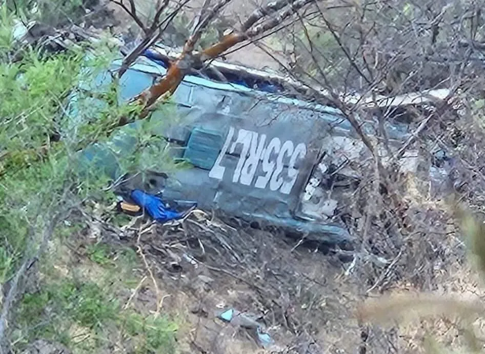 Vuelca autobús de jornaleros en la Coxcatlán-Zoquitlán; reportan, al menos, 16 lesionados