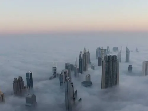 Una espesa NIEBLA cubre por completo una ciudad china