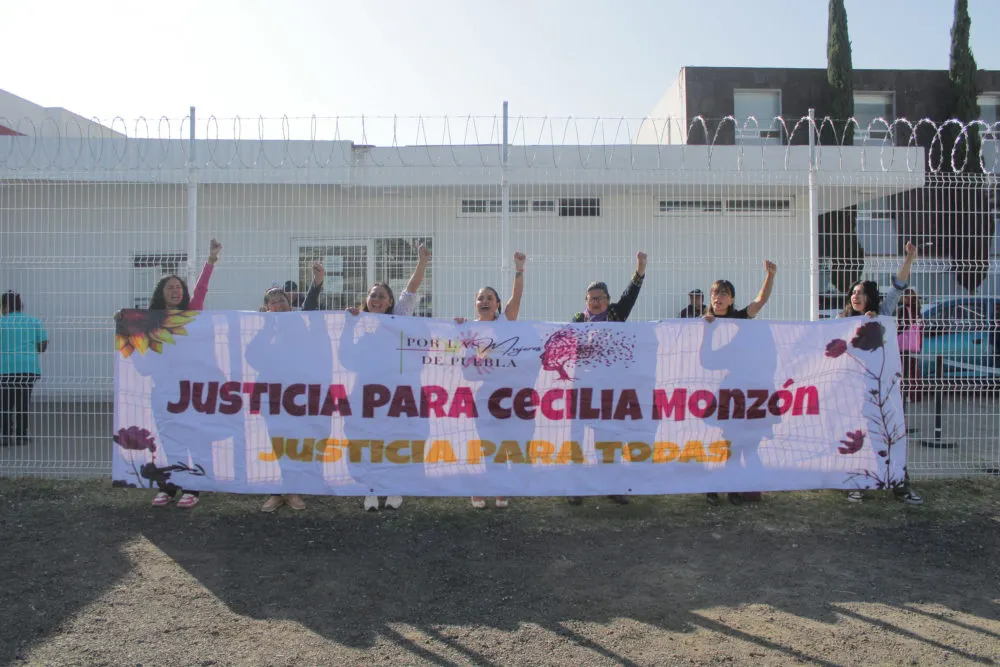 Colectivo se manifiesta afuera del Cereso de San Miguel para exigir justicia en el feminicidio de Cecilia Monzón