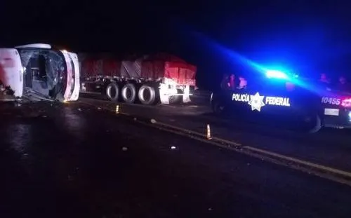 Volcadura de un autobús deja dos muertos