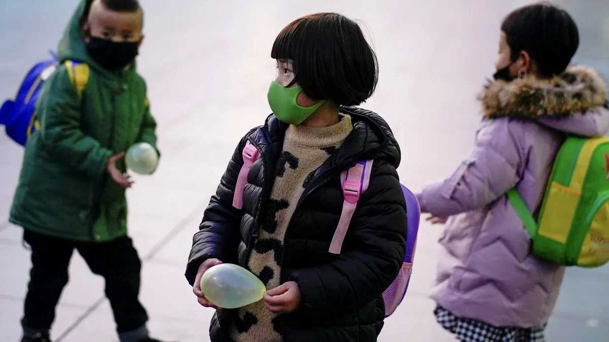 China rompe la regla de los dos hijos; autoriza hasta tres por familia