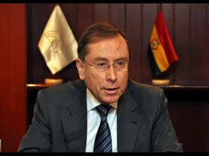 Peruanas piden que salga embajador ecuatoriano por golpeador
