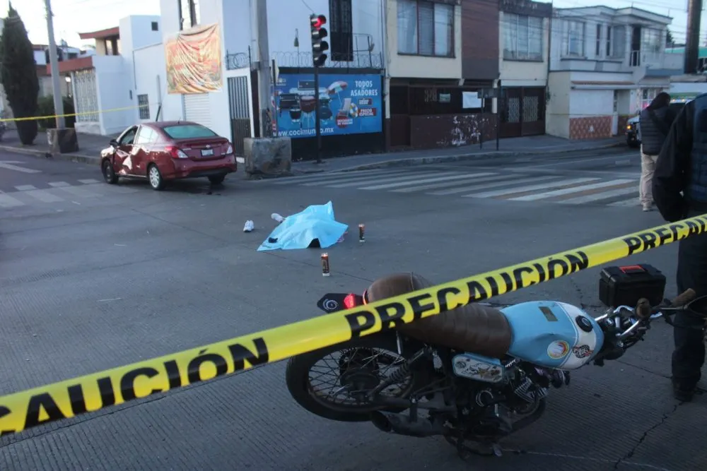 Muere motociclista al chocar con un automóvil en Prados Agua Azul