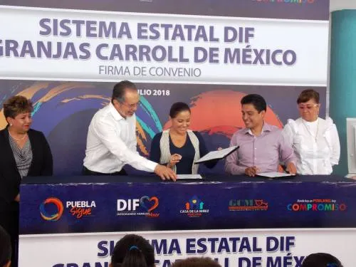 Granjas Carroll dona carne de cerdo  a cinco casas de asistencia del DIF