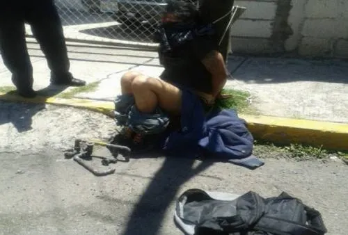 Detienen a delincuente en la Manuel Rivera Anaya y lo golpean