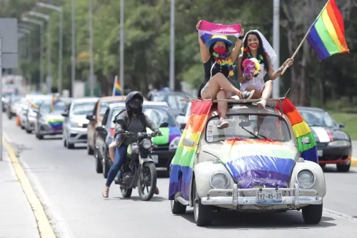 Con caravana,  comunidad LGBTTTIQ exige respeto e igualdad