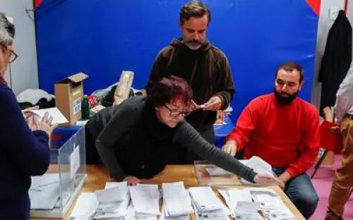 Cierran urnas en España y sondeo otorga victoria al Partido Socialista