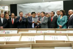 PRI entrega al Senado más de 6 millones de firmas contra pluris