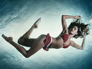 Kelly Brook estrena sensual calendario 2014