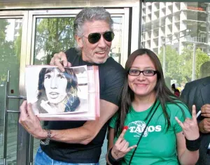 Roger Waters firma autógrafos a fans mexicanos