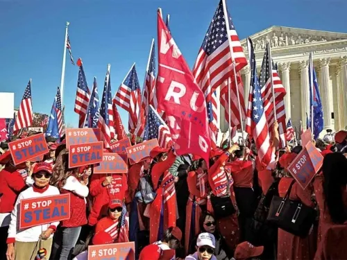 Marea roja defiende a Trump; piden que se quede en la Casa Blanca