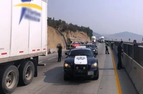 Recuperan camión robado tras persecución en Acatzingo