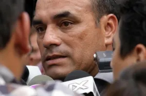 Acusan a hermano de Joan Sebastian de desaparición de normalistas