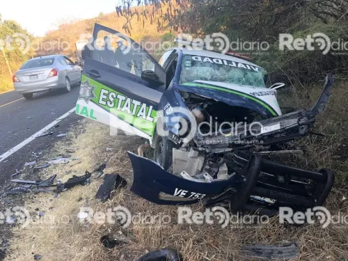 Choca patrulla con particular por ir rebasando en curva