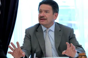 Coquetea Carlos Navarrete con fracción Morena en Senado