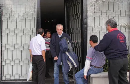Líder de burócratas abandona a sus compañeros despedidos