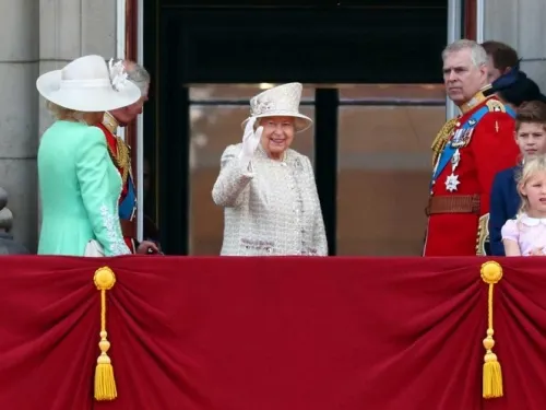Celebran los 93 años de Isabel II con desfile de gala
